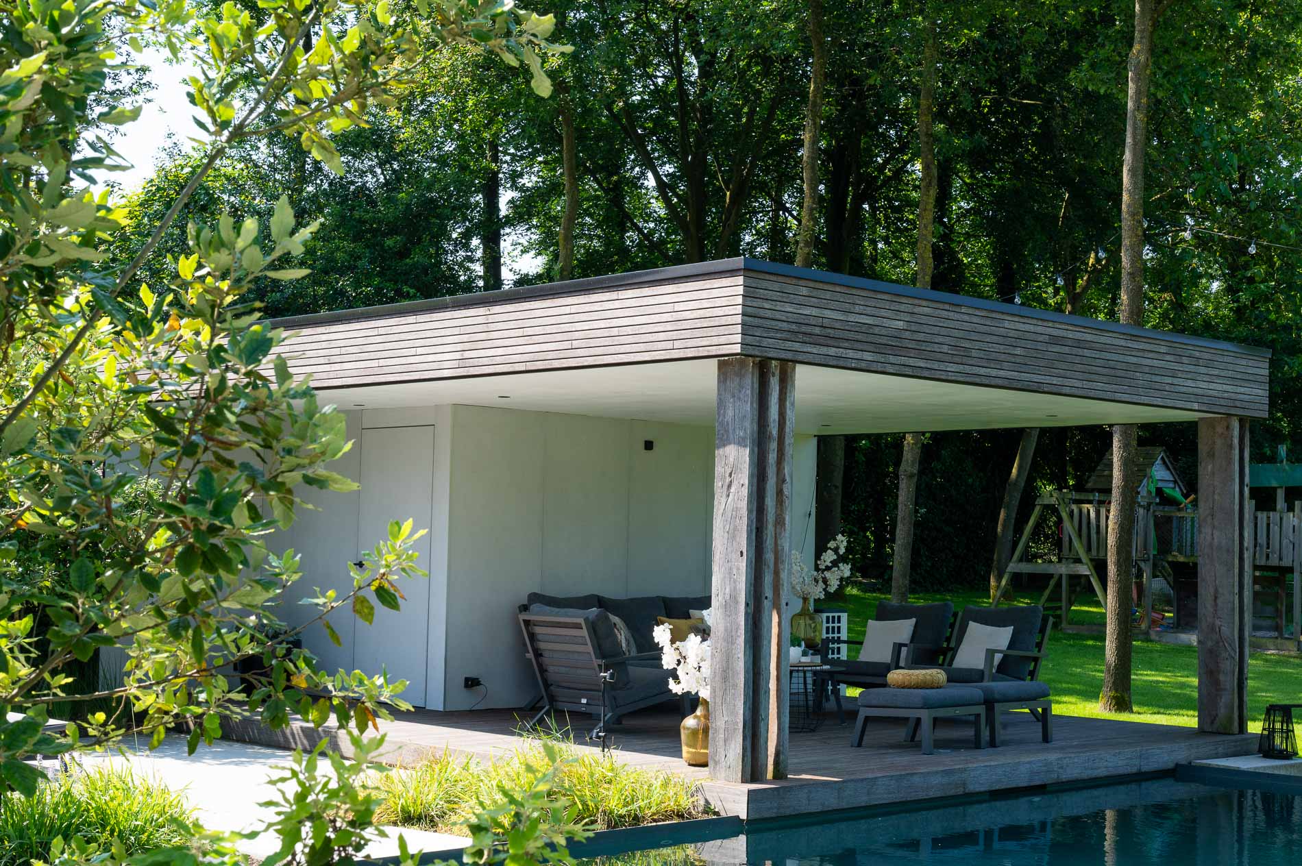Eigentijdse tuin met uniek poolhouse