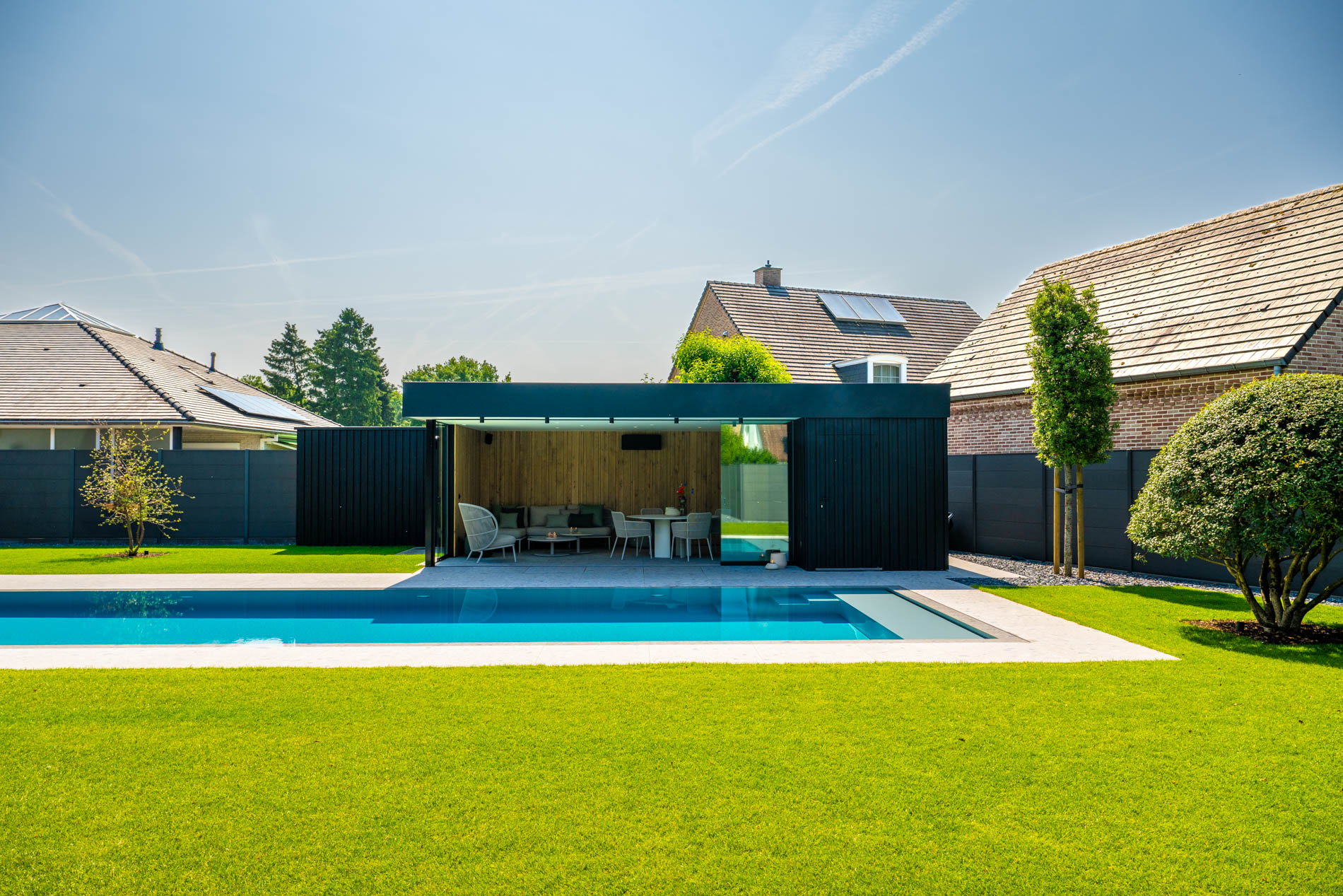 Strakke tuin in eenvoud met high-end bijgebouw