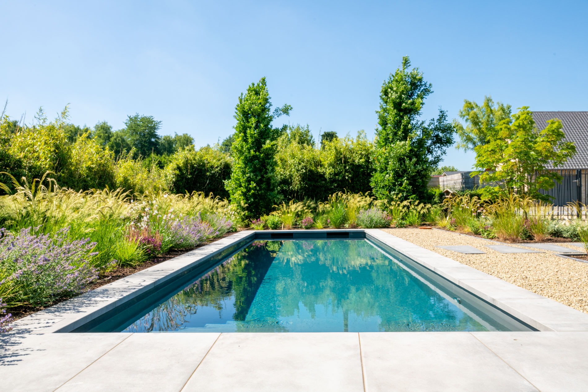 Een zwembad op maat in een levendige tuin