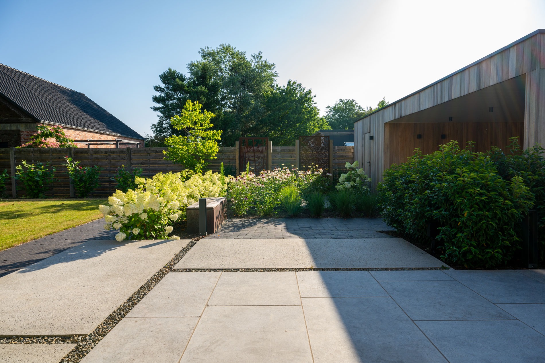 Geometrische tuin met warme accenten