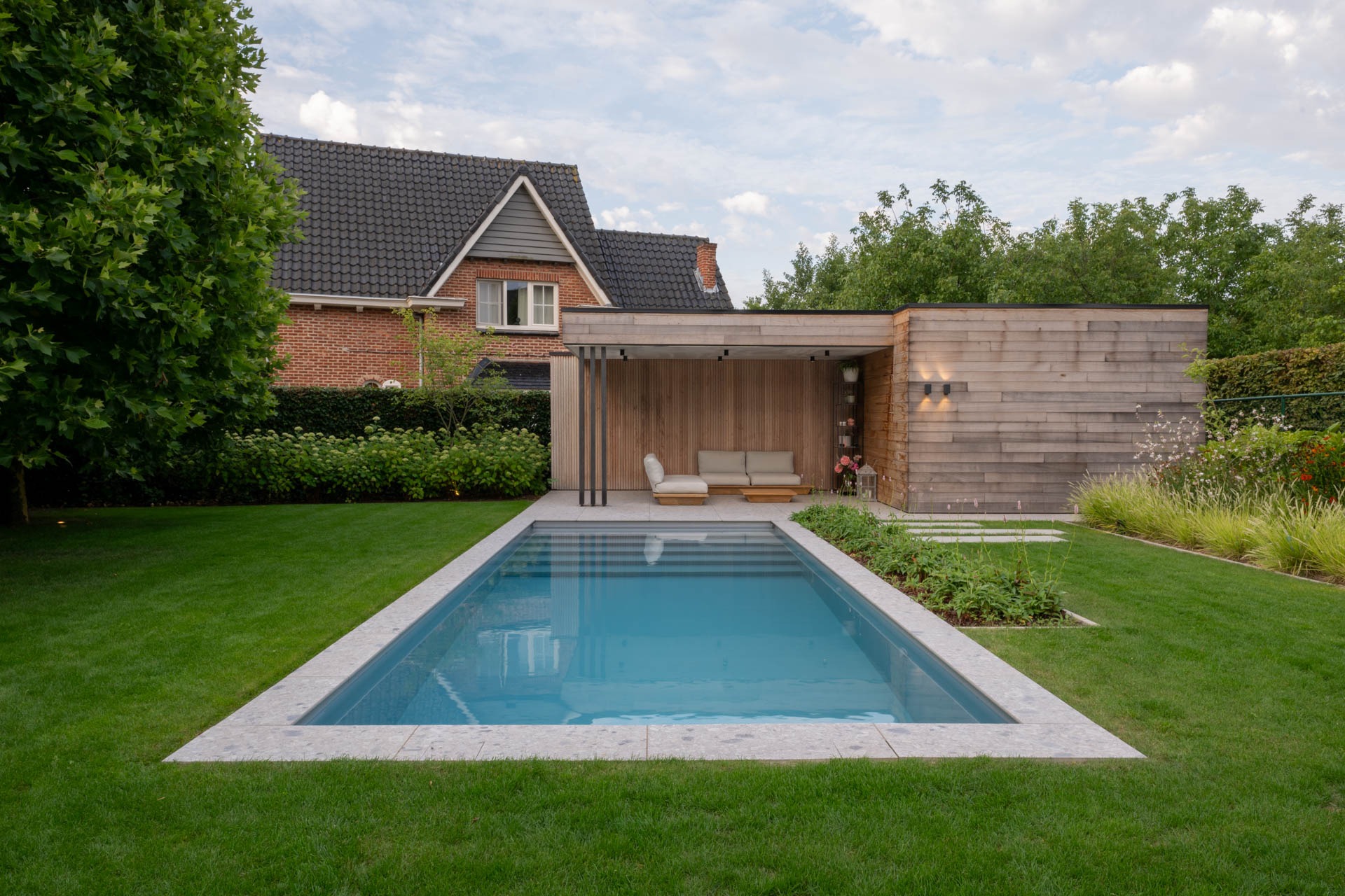 Een familietuin vol plezier rond een strak skimmerzwembad