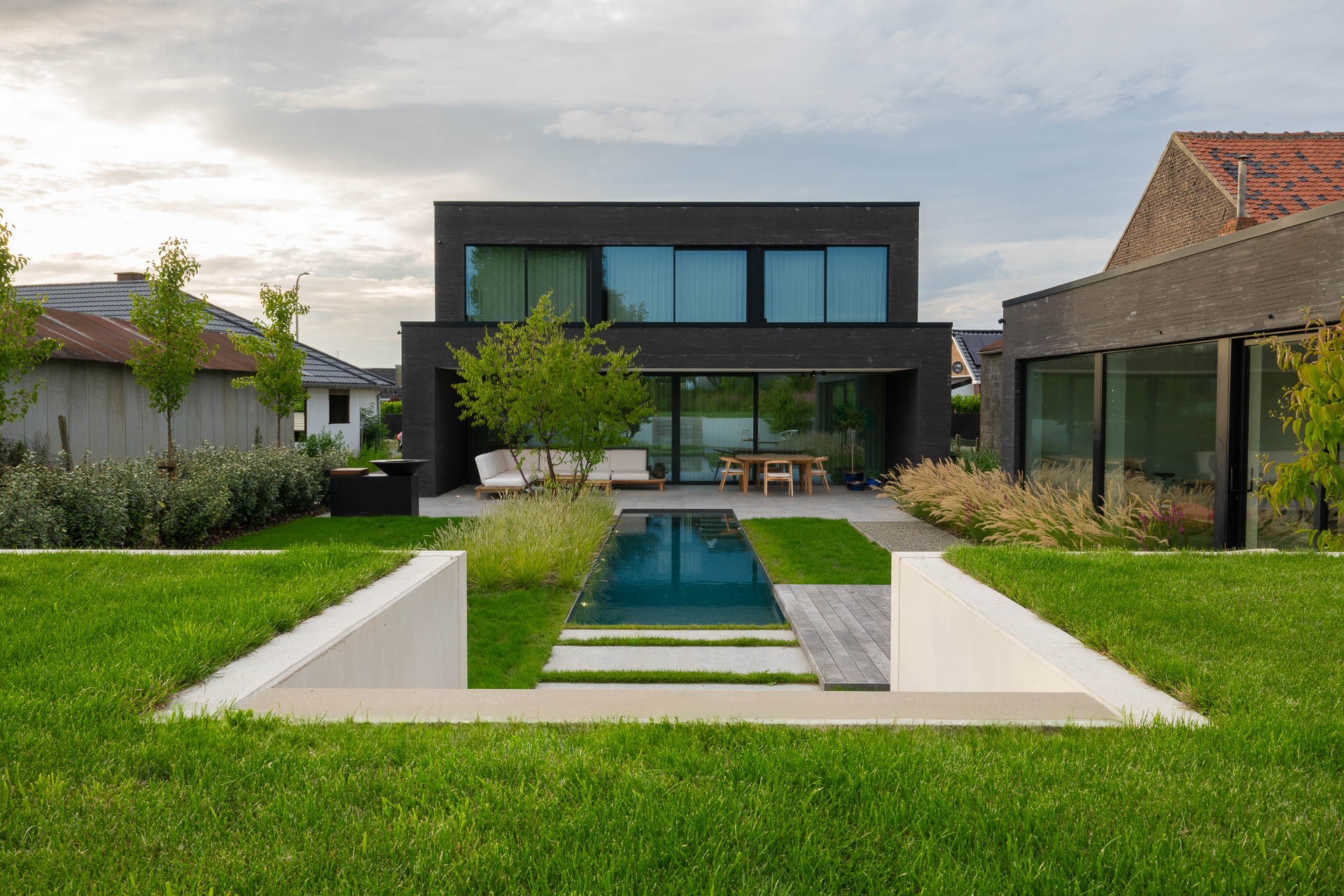 Tuin op niveau met elegant skimmerzwembad