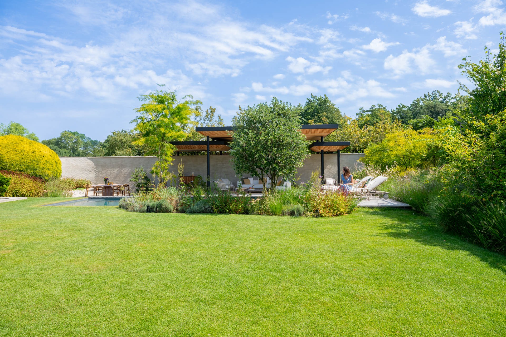 Moderne tuin met uniek bijgebouw