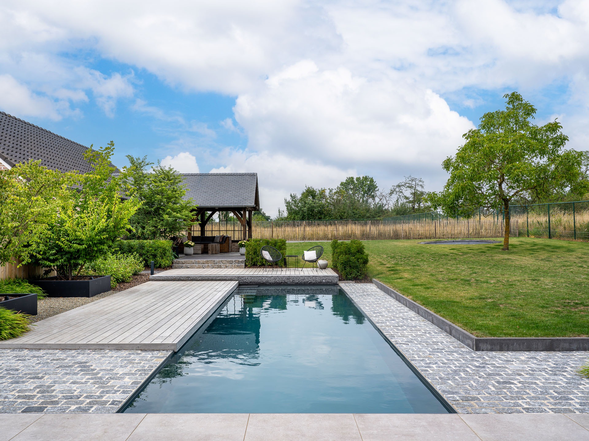 Een landelijke woning met een tuin <br>die klopt van voor tot achter